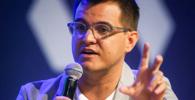 Escuta e profissionalização ganham espaço e redefinem práticas no futebol de base, aponta Jiovani Soeiro