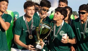 Vitor Adriano celebra primeiro título com a camisa do Goiás