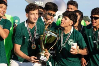 Vitor Adriano celebra primeiro título com a camisa do Goiás