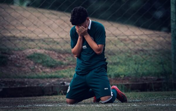 Jovem meia se emociona com o primeiro gol pelo Esmeraldino (Fotos: Reprodução/Instagram Vitor Adriano)