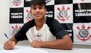 Atacante Cadu assina contrato de formação com o Corinthians