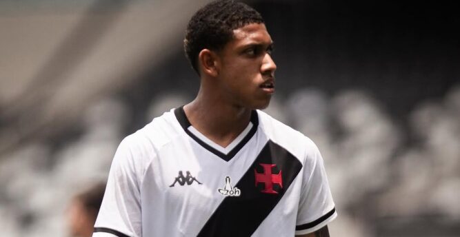 Vasco amplia contrato de jovem que treina entre os profissionais