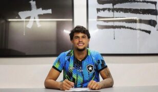 Bruninho Samudio assina primeiro contrato profissional com o Botafogo