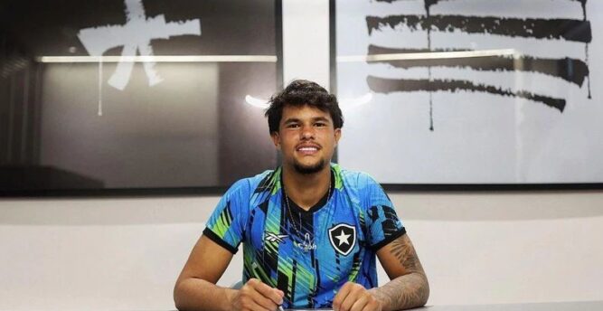 Bruninho Samudio assina primeiro contrato profissional com o Botafogo