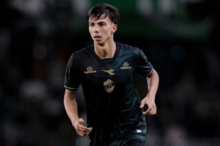 Coritiba renova com João Almeida até 2029 e garante promessa da base