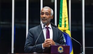 Romário apresenta projeto para reforçar proteção a atletas das categorias de base