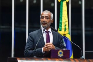 Romário apresenta projeto para reforçar proteção a atletas das categorias de base