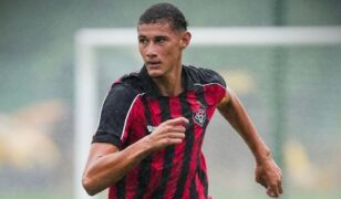 Vitória amplia contrato de promessa da base até 2029