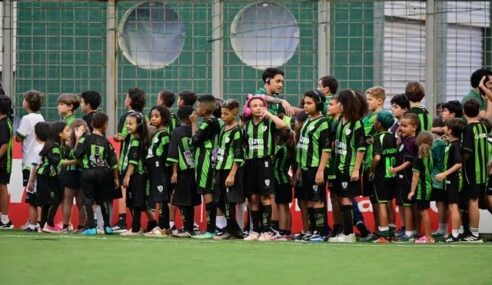 América/MG anuncia escola gratuita de futebol para crianças atípicas