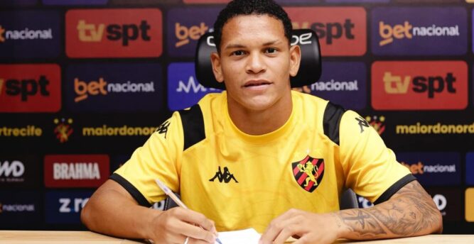 Aos 16 anos, João Henrique assina primeiro vínculo profissional com o Sport