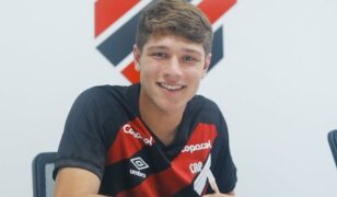 Athletico Paranaense renova com Gustavo Gomes até 2029