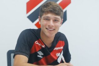 Athletico Paranaense renova com Gustavo Gomes até 2029