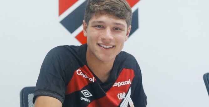 Athletico Paranaense renova com Gustavo Gomes até 2029