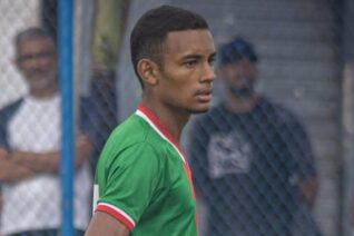 Atleta de 17 anos sofre parada cardíaca no Baiano Sub-20, é socorrido e segue internado