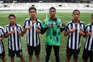 Botafogo/RJ firma contrato com seis promessas da base