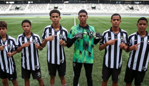 Botafogo/RJ firma contrato com seis promessas da base