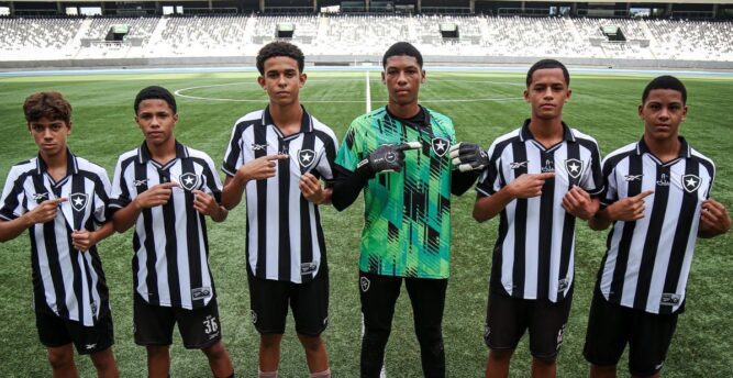 Botafogo/RJ firma contrato com seis promessas da base