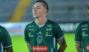 Do futebol de rua em Curitiba ao profissional do Manaus: conheça Bietkoski, volante de 19 anos