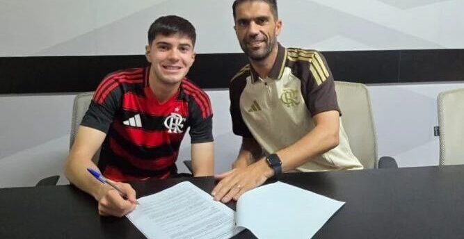 Flamengo amplia elenco com atacante mexicano