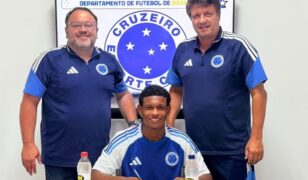 Guilherme de Jesus assina primeiro contrato de formação com o Cruzeiro/MG
