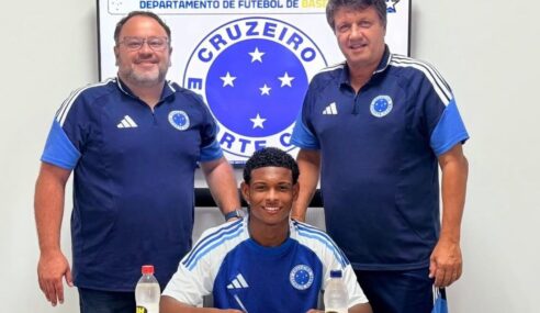 Guilherme de Jesus assina primeiro contrato de formação com o Cruzeiro/MG