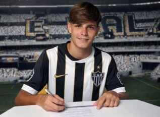 Joia do Atlético Mineiro, Enzo Peterson assina primeiro contrato profissional