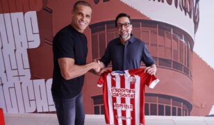 Pentacampeão Rivaldo visita o CT e acompanha chegada do filho ao Sub-20 do Náutico