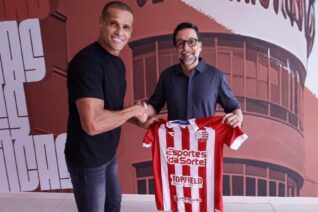 Pentacampeão Rivaldo visita o CT e acompanha chegada do filho ao Sub-20 do Náutico