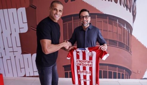 Pentacampeão Rivaldo visita o CT e acompanha chegada do filho ao Sub-20 do Náutico