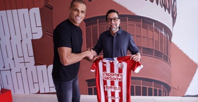 Pentacampeão Rivaldo visita o CT e acompanha chegada do filho ao Sub-20 do Náutico