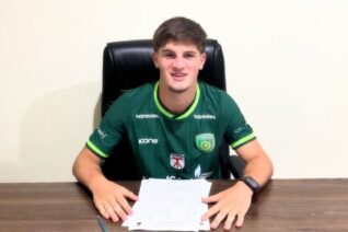 Gobinho assina primeiro contrato profissional com o Porto Vitória/ES