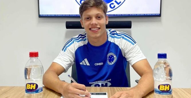 Hyud Greggio assina primeiro contrato de formação com o Cruzeiro/MG