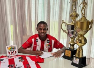Santa Cruz/AC assina primeiro contrato profissional com meia de 16 anos