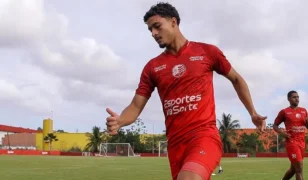 Conheça Vini Oliveira, lateral esquerdo que assinou contrato profissional com o Náutico