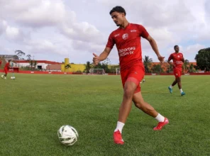 Conheça Vini Oliveira, lateral esquerdo que assinou contrato profissional com o Náutico