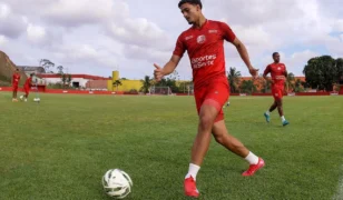 Conheça Vini Oliveira, lateral esquerdo que assinou contrato profissional com o Náutico