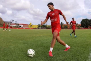 Conheça Vini Oliveira, lateral esquerdo que assinou contrato profissional com o Náutico