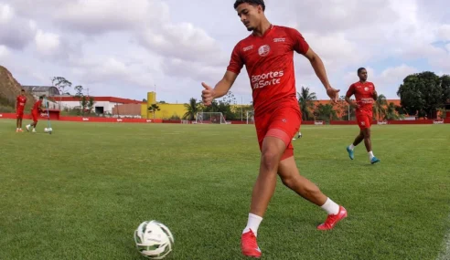 Conheça Vini Oliveira, lateral esquerdo que assinou contrato profissional com o Náutico
