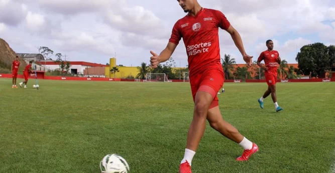 Conheça Vini Oliveira, lateral esquerdo que assinou contrato profissional com o Náutico
