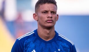 Cruzeiro/MG avalia proposta do exterior por zagueiro Janderson
