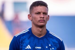 Cruzeiro/MG avalia proposta do exterior por zagueiro Janderson