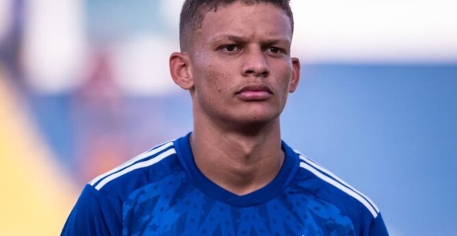 Cruzeiro/MG avalia proposta do exterior por zagueiro Janderson