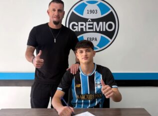 Luca Rochemback assina primeiro contrato de formação com o Grêmio/RS