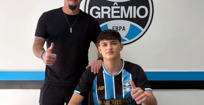 Luca Rochemback assina primeiro contrato de formação com o Grêmio/RS
