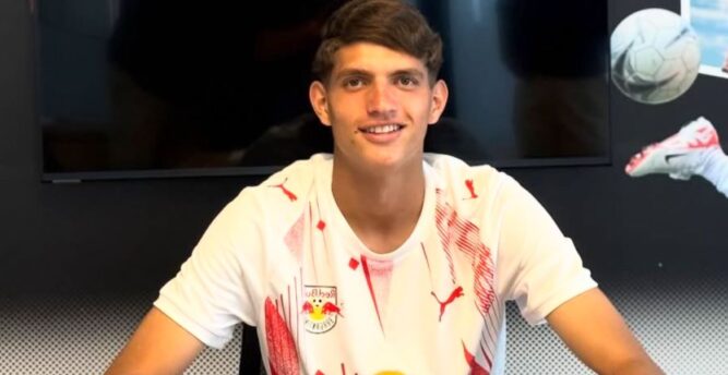 Samuel Costa assina primeiro contrato profissional com o Bragantino/SP