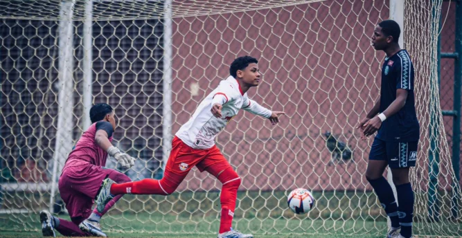 Com dez jogos e 14 participações em gols, Guilherme Souza se destaca no sub-15 do Red Bull Bragantino
