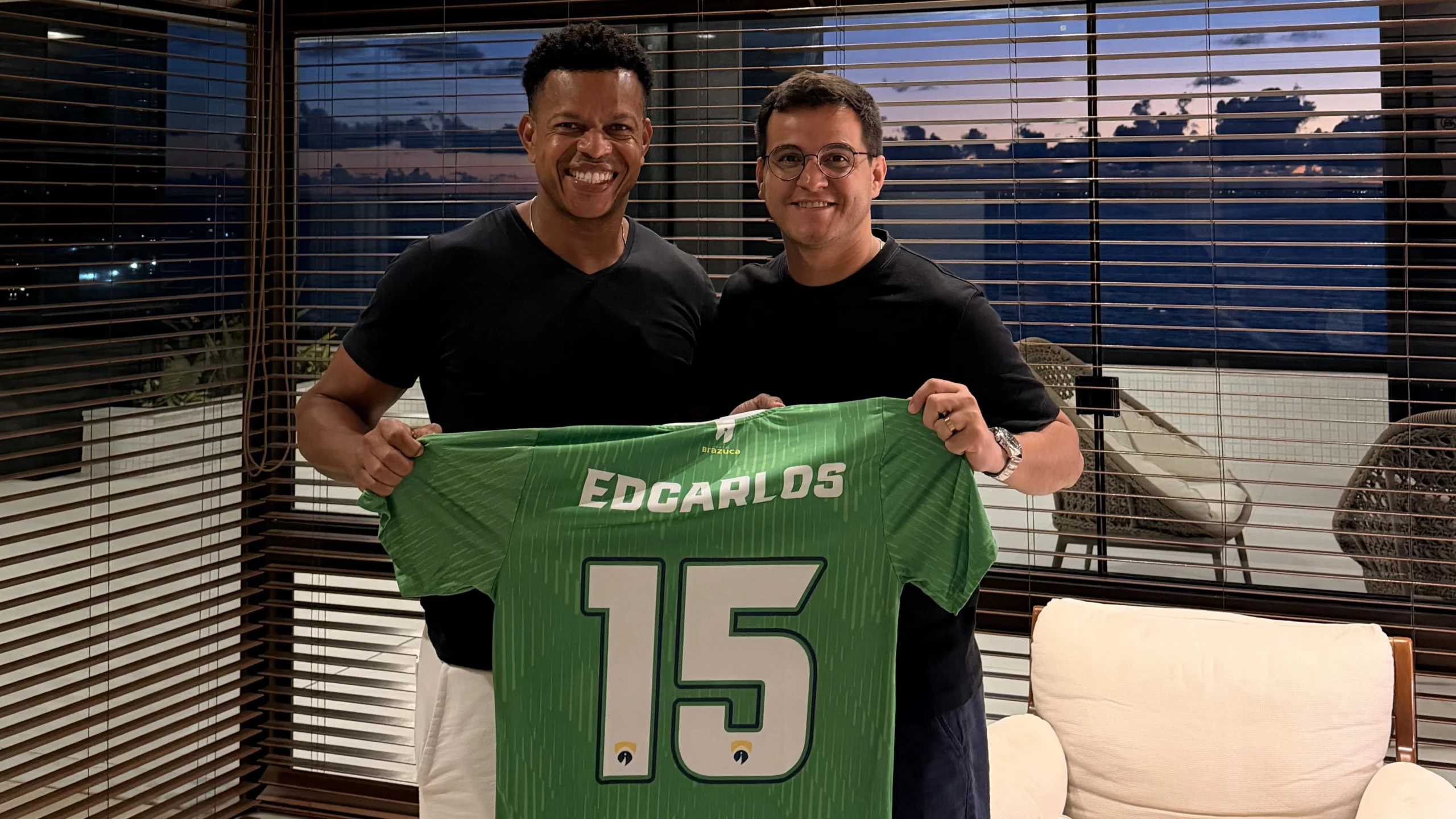 Edcarlos recebe a camisa do Portal Brazuca das mãos de Jiovani Soeiro