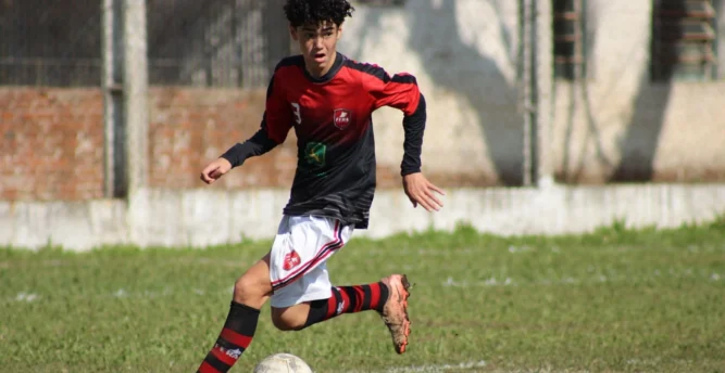 Conheça Riquelme Barreto, zagueiro do clube destaque do Gauchão Sub-15