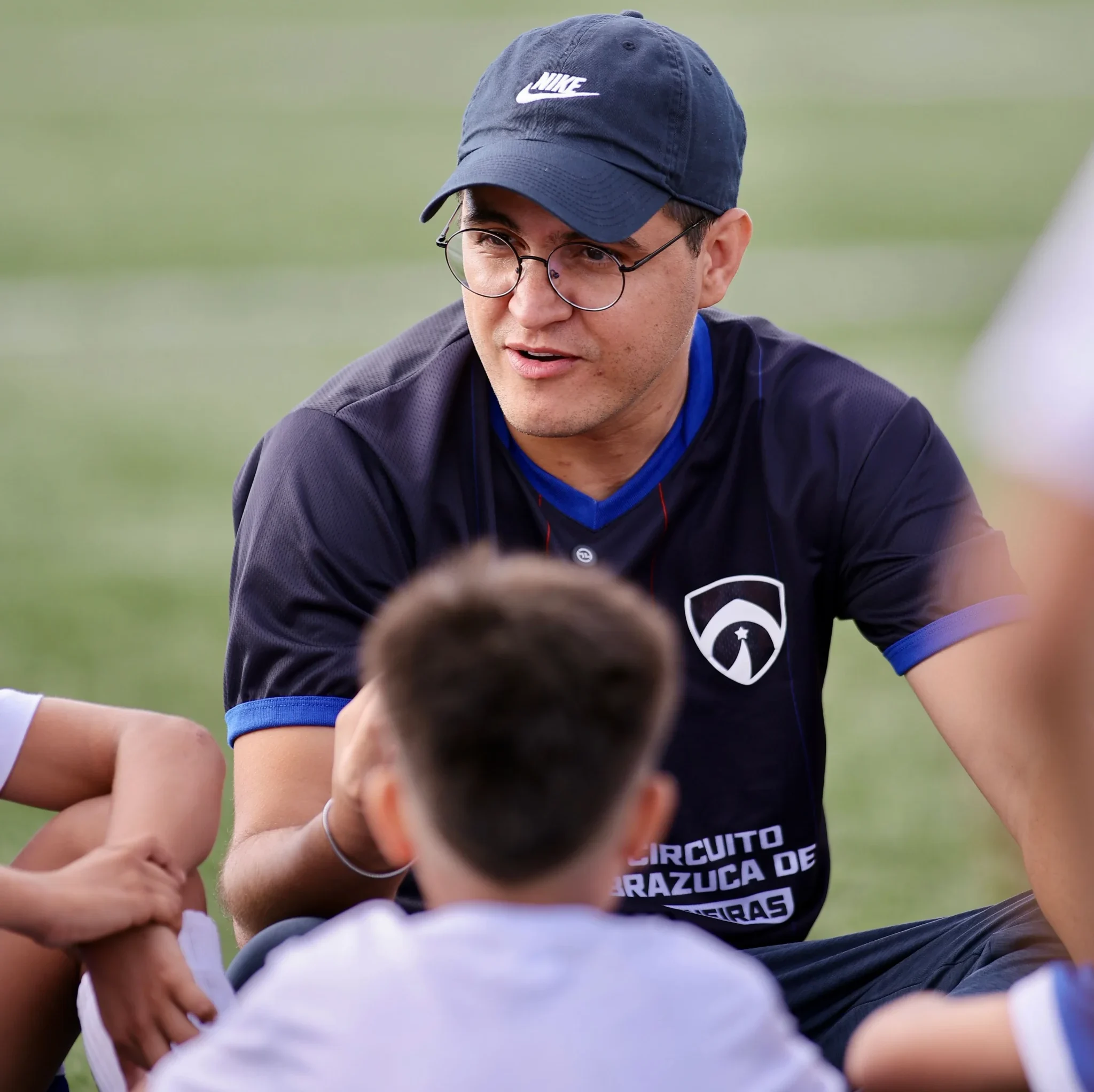 Jiovani Soeiro em conversa com atletas do Circuito Brazuca de Peneiras (Foto: Baggio Rodrigues)