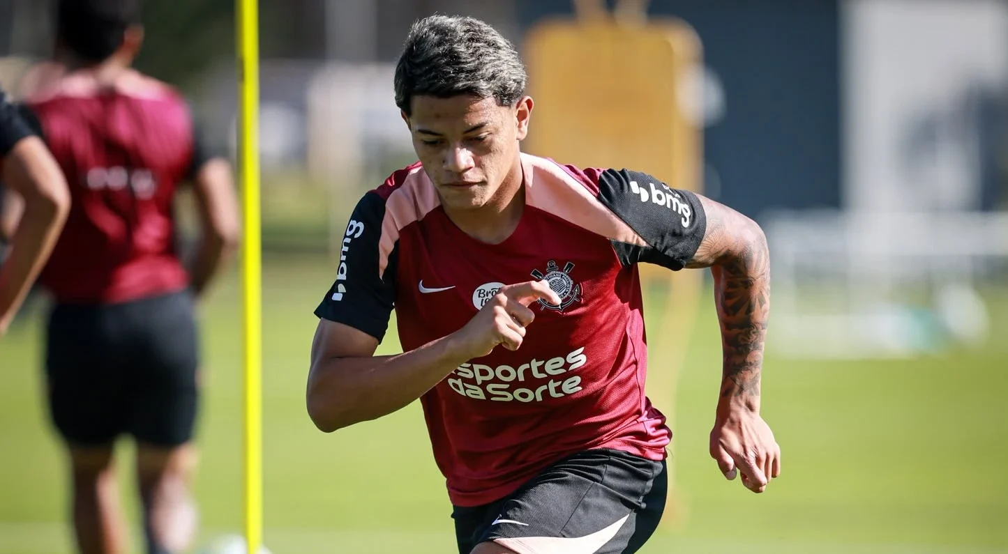 Luiz Fernando tem treinado com o time profissional do Timão (Foto: Agência Corinthians)